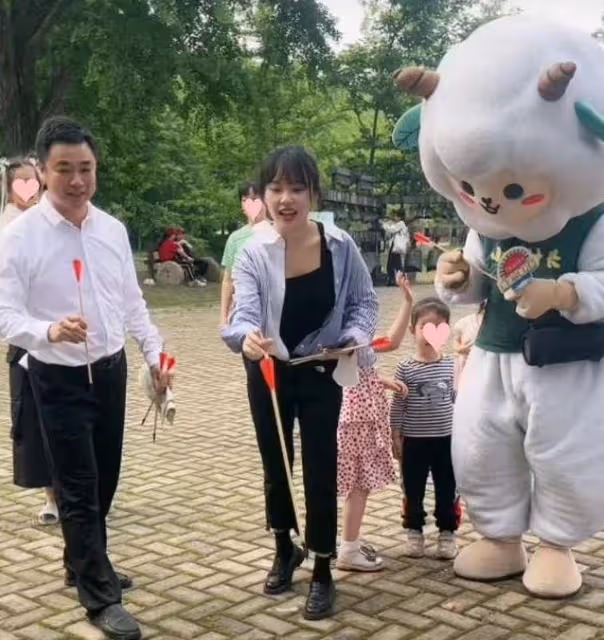 網紅黃老師評論區遭淪陷，粉絲宣布脫粉回踩，甚至有人喊話退錢
