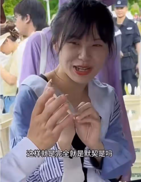 網紅黃老師評論區遭淪陷，粉絲宣布脫粉回踩，甚至有人喊話退錢