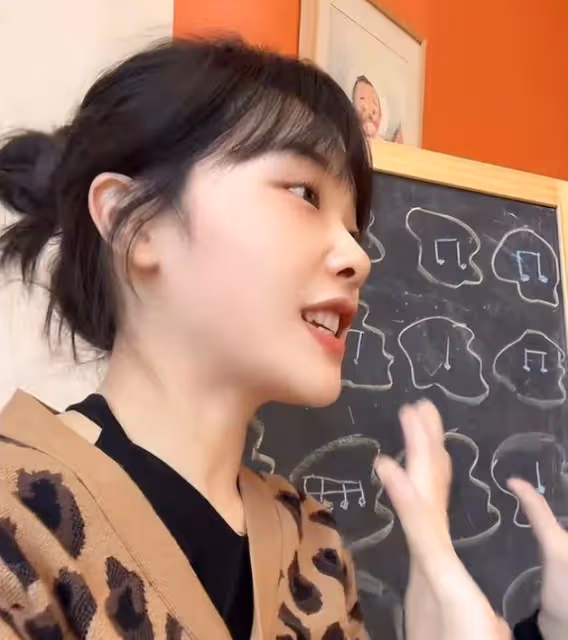 網紅黃老師評論區遭淪陷，粉絲宣布脫粉回踩，甚至有人喊話退錢