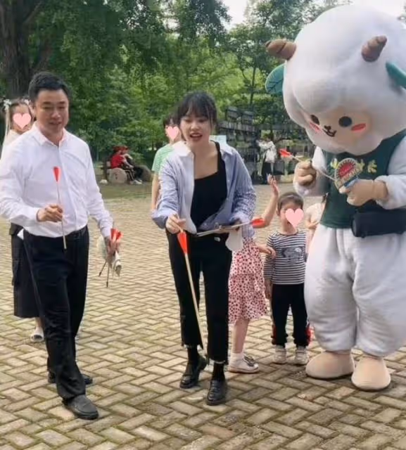 黃老師520參加公益活動，路人視角暴露真實顏值，網友直呼要取關