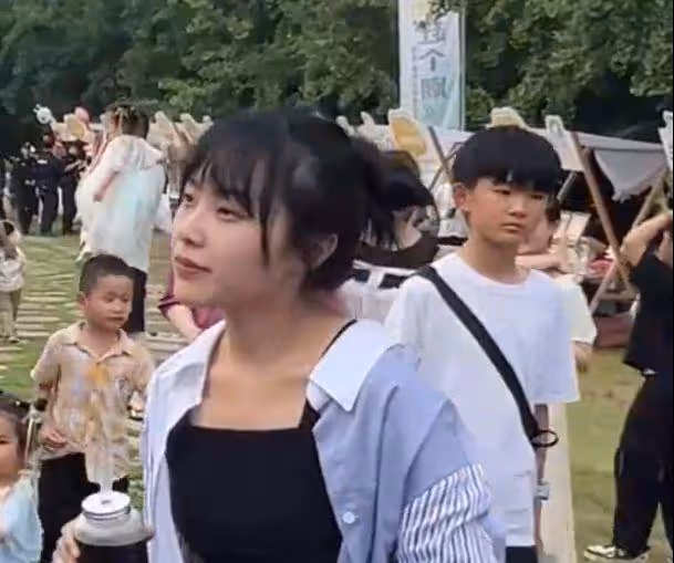 黃老師520參加公益活動，路人視角暴露真實顏值，網友直呼要取關
