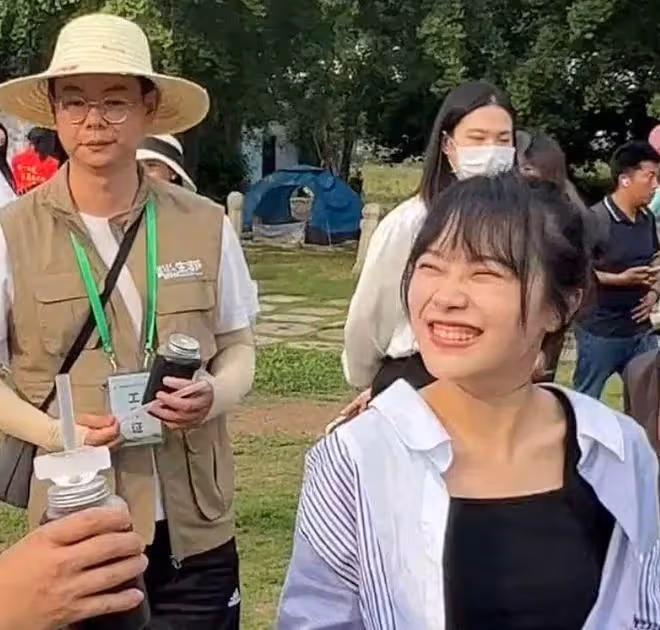 黃老師520參加公益活動，路人視角暴露真實顏值，網友直呼要取關