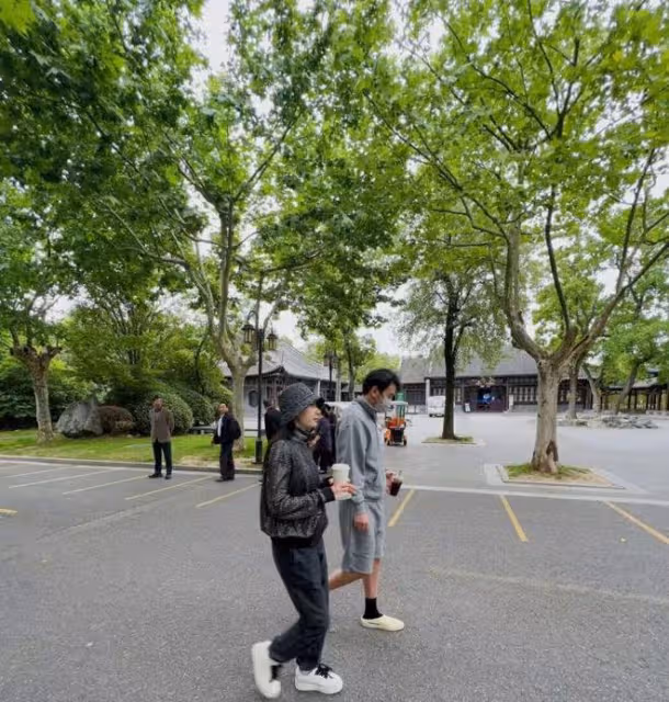 晨跑偶遇雷佳音夫婦，翟煦飛打扮時尚氣質出眾，男方駝背儀態差