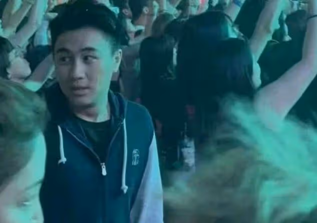 晨跑偶遇雷佳音夫婦，翟煦飛打扮時尚氣質出眾，男方駝背儀態差
