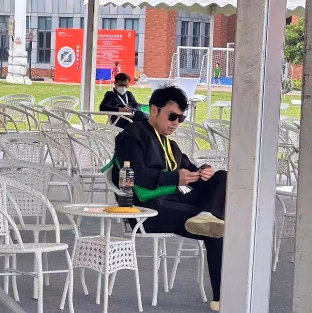 晨跑偶遇雷佳音夫婦,翟煦飛打扮時尚氣質出眾,男方駝背儀態差