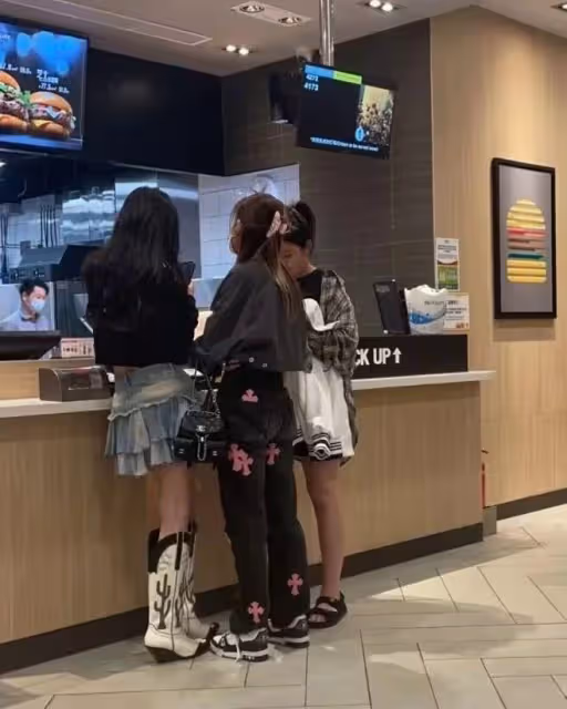 歐陽娜娜baby吃麥當勞被偶遇，baby又美又瘦，歐陽娜娜穿搭遭吐槽