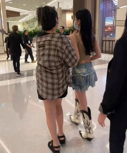 歐陽娜娜baby吃麥當勞被偶遇，baby又美又瘦，歐陽娜娜穿搭遭吐槽