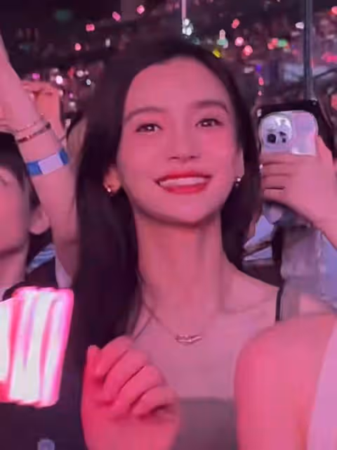 歐陽娜娜baby吃麥當勞被偶遇，baby又美又瘦，歐陽娜娜穿搭遭吐槽