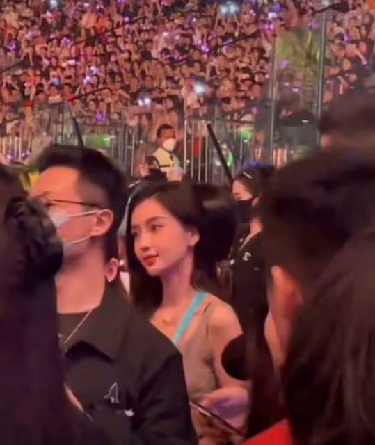 歐陽娜娜baby吃麥當勞被偶遇，baby又美又瘦，歐陽娜娜穿搭遭吐槽