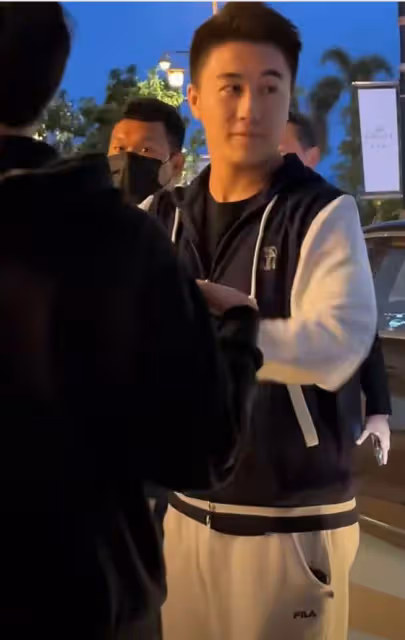 何猷君與妹妹同框看演唱會，何超欣儀態遭吐槽，兄妹倆被指太愛玩