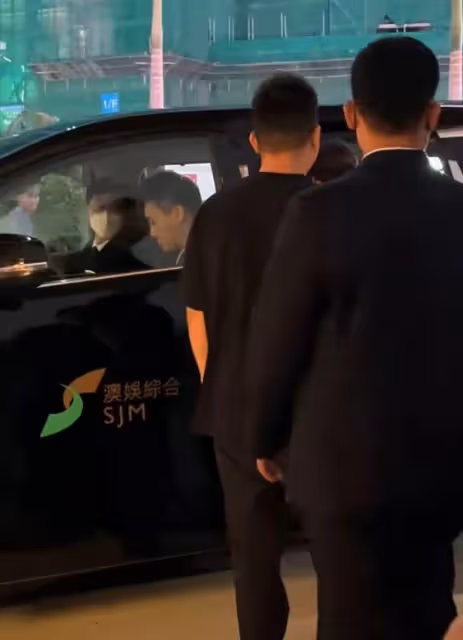 何猷君與妹妹同框看演唱會，何超欣儀態遭吐槽，兄妹倆被指太愛玩