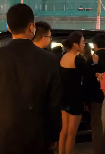 何猷君與妹妹同框看演唱會，何超欣儀態遭吐槽，兄妹倆被指太愛玩