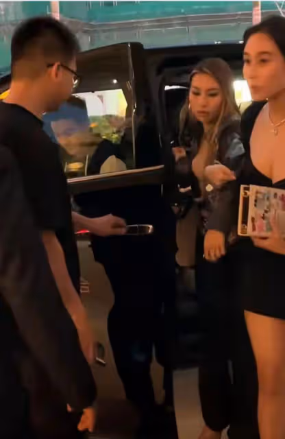 何猷君與妹妹同框看演唱會，何超欣儀態遭吐槽，兄妹倆被指太愛玩