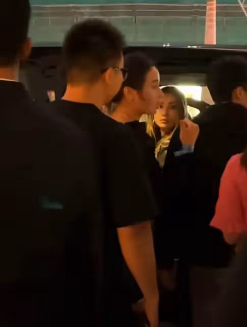 何猷君與妹妹同框看演唱會，何超欣儀態遭吐槽，兄妹倆被指太愛玩