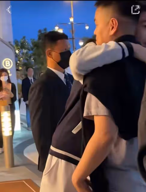 何猷君與妹妹同框看演唱會，何超欣儀態遭吐槽，兄妹倆被指太愛玩