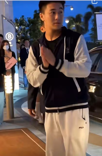 何猷君與妹妹同框看演唱會，何超欣儀態遭吐槽，兄妹倆被指太愛玩