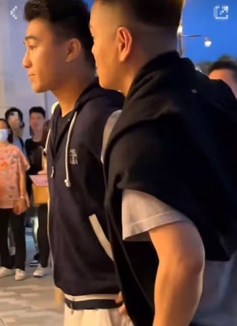 何猷君與妹妹同框看演唱會，何超欣儀態遭吐槽，兄妹倆被指太愛玩