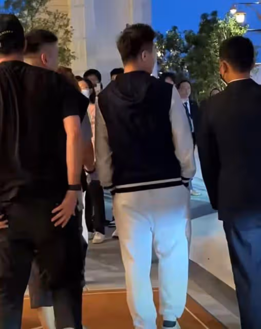 何猷君與妹妹同框看演唱會，何超欣儀態遭吐槽，兄妹倆被指太愛玩