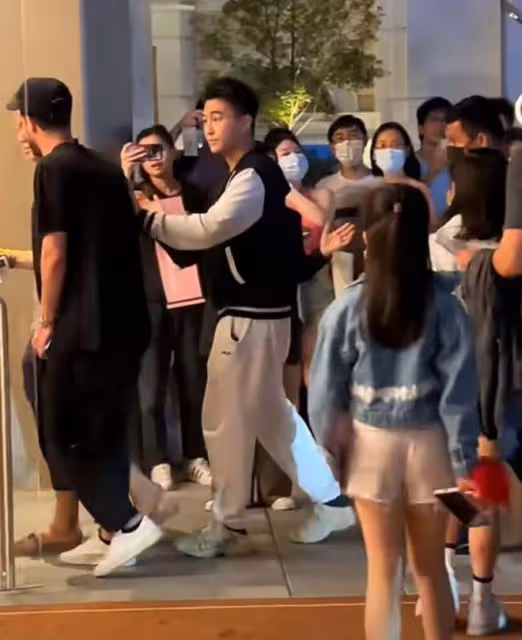 何猷君與妹妹同框看演唱會，何超欣儀態遭吐槽，兄妹倆被指太愛玩