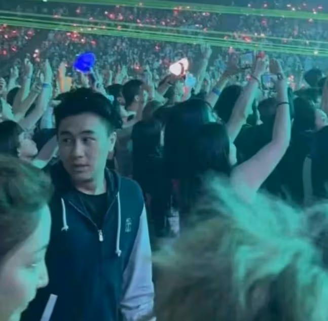 何猷君與妹妹同框看演唱會，何超欣儀態遭吐槽，兄妹倆被指太愛玩