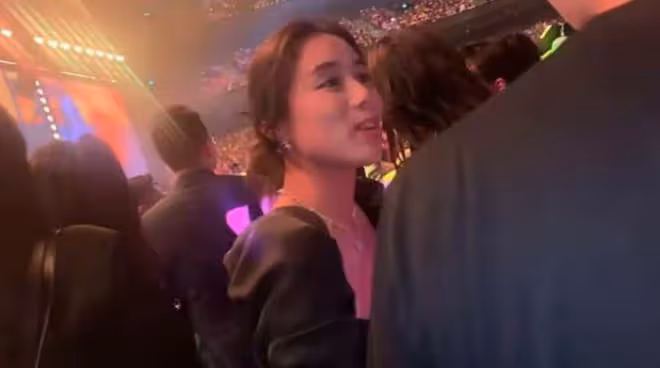 何猷君與妹妹同框看演唱會，何超欣儀態遭吐槽，兄妹倆被指太愛玩