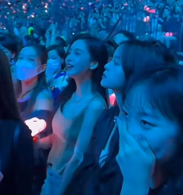 何猷君與妹妹同框看演唱會，何超欣儀態遭吐槽，兄妹倆被指太愛玩