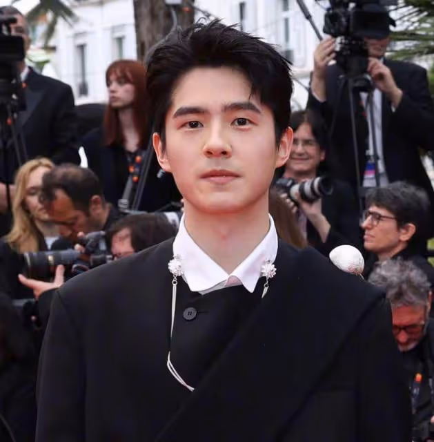 周冬雨劉昊然坎城紅毯同框,女方偷瞄劉昊然,男方眼神躲閃避嫌