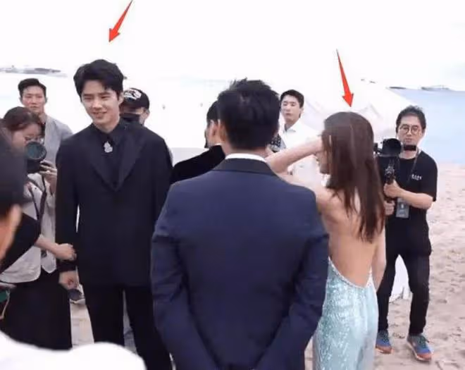 周冬雨劉昊然坎城紅毯同框,女方偷瞄劉昊然,男方眼神躲閃避嫌