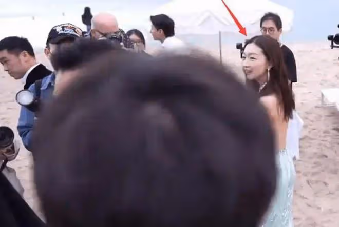周冬雨劉昊然坎城紅毯同框,女方偷瞄劉昊然,男方眼神躲閃避嫌