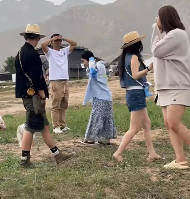 杜江夫婦露營被偶遇,霍思燕穿拖鞋腿部壯實,身材被拍成五五分