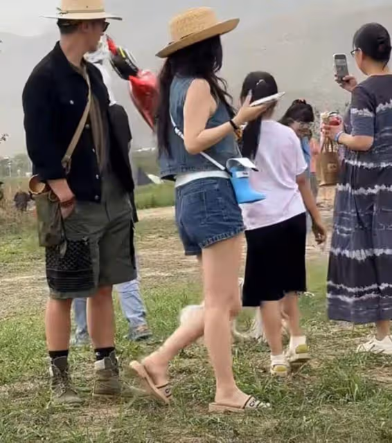 杜江夫婦露營被偶遇,霍思燕穿拖鞋腿部壯實,身材被拍成五五分