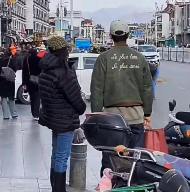 杜江夫婦露營被偶遇,霍思燕穿拖鞋腿部壯實,身材被拍成五五分