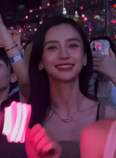 baby歐陽娜娜澳門看演唱會,站人群中氣質出眾,笑容甜美狀態獲贊