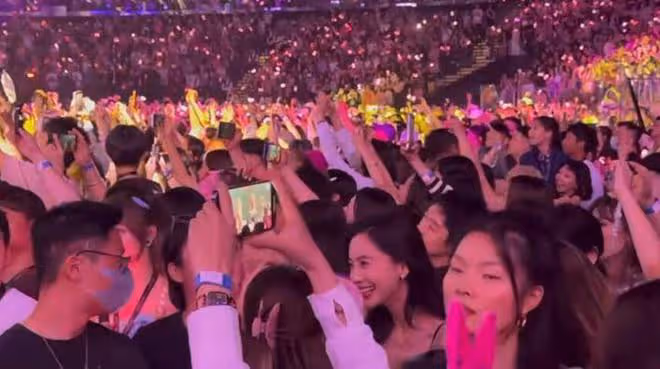 baby歐陽娜娜澳門看演唱會,站人群中氣質出眾,笑容甜美狀態獲贊