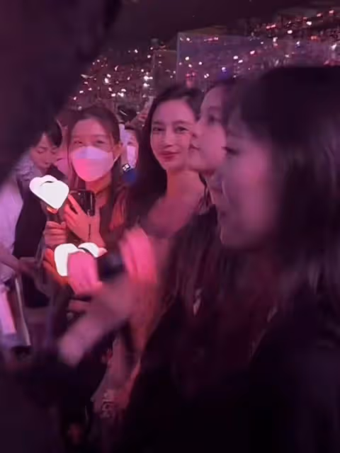 baby歐陽娜娜澳門看演唱會,站人群中氣質出眾,笑容甜美狀態獲贊