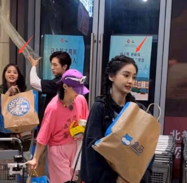 baby歐陽娜娜澳門看演唱會,站人群中氣質出眾,笑容甜美狀態獲贊