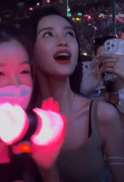 baby歐陽娜娜澳門看演唱會,站人群中氣質出眾,笑容甜美狀態獲贊