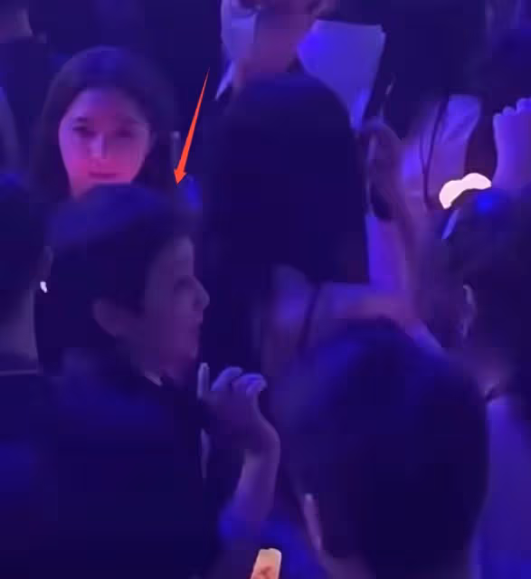 baby歐陽娜娜澳門看演唱會,站人群中氣質出眾,笑容甜美狀態獲贊
