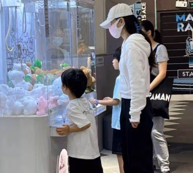 baby歐陽娜娜澳門看演唱會,站人群中氣質出眾,笑容甜美狀態獲贊