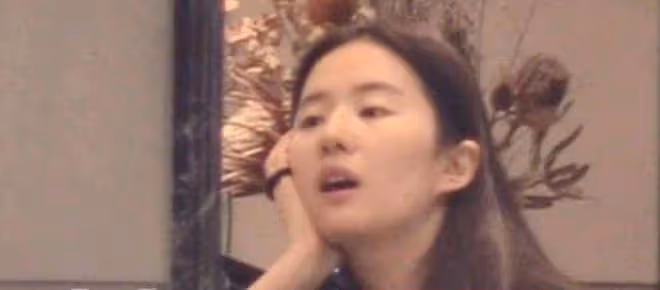 威尼斯學院橋偶遇劉亦菲，素顏露面氣質出眾，滿臉膠原蛋白狀態好