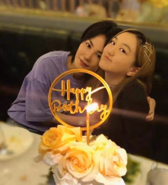 王菲李嫣法國同框照曝光,16歲李嫣越髮漂亮,母女倆下頜線好優越
