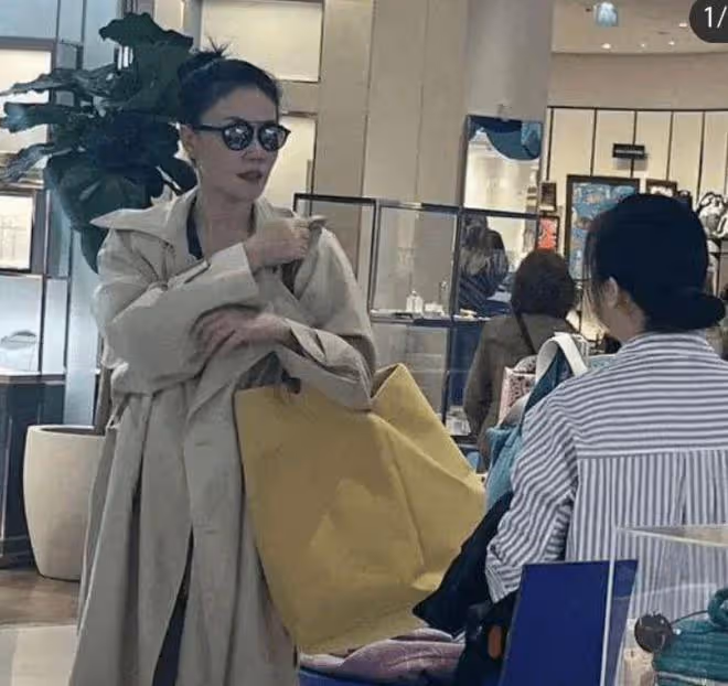 王菲李嫣法國同框照曝光,16歲李嫣越髮漂亮,母女倆下頜線好優越