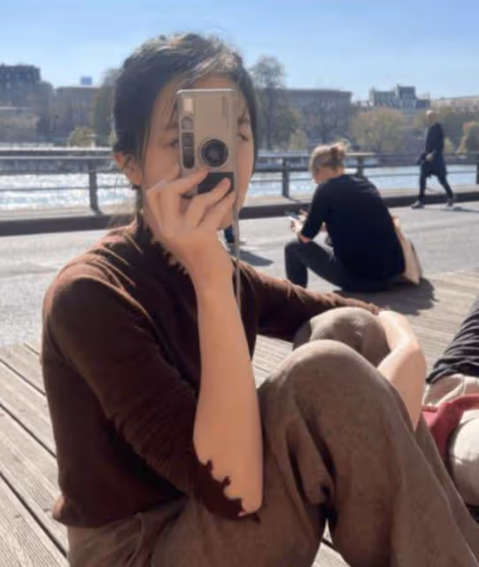 王菲李嫣法國同框照曝光,16歲李嫣越髮漂亮,母女倆下頜線好優越