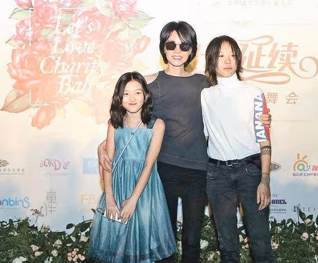 王菲李嫣法國同框照曝光,16歲李嫣越髮漂亮,母女倆下頜線好優越