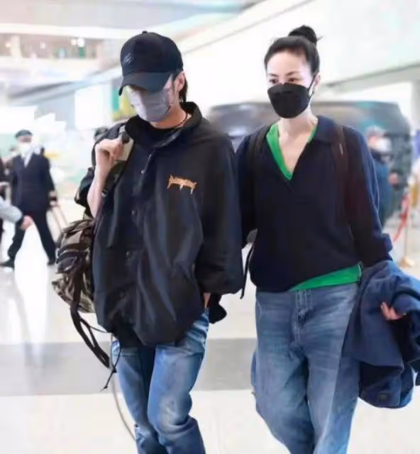 王菲李嫣法國同框照曝光,16歲李嫣越髮漂亮,母女倆下頜線好優越