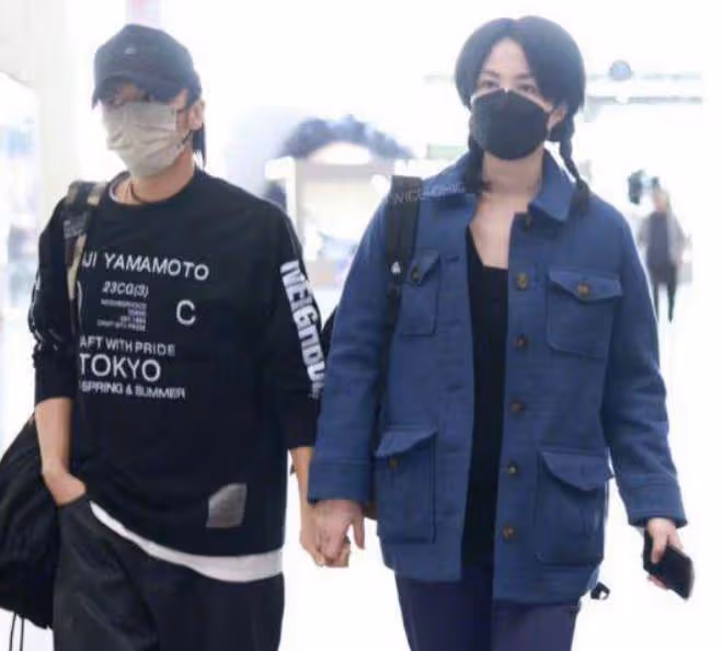 王菲李嫣法國同框照曝光,16歲李嫣越髮漂亮,母女倆下頜線好優越