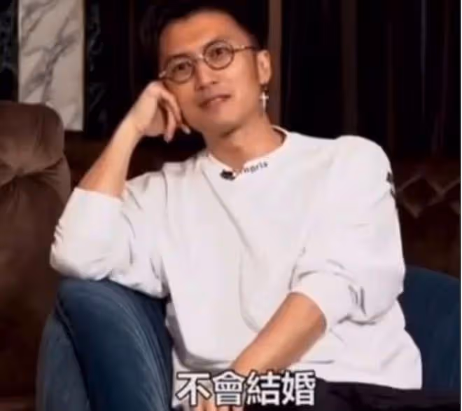 王菲李嫣法國同框照曝光,16歲李嫣越髮漂亮,母女倆下頜線好優越