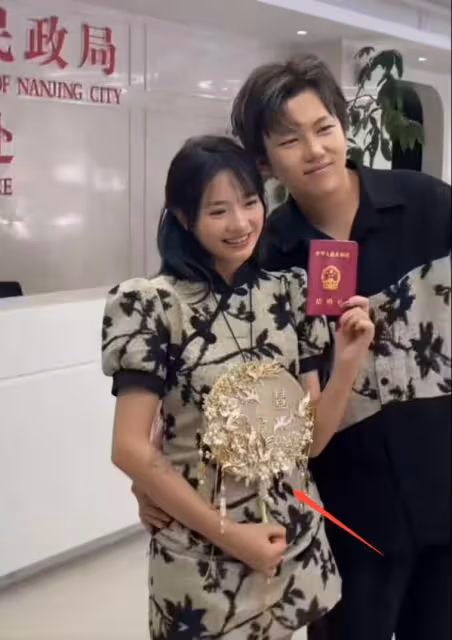 小魚海棠官宣結婚,女方小腹隆起疑似懷孕,男方長相酷似洪世賢