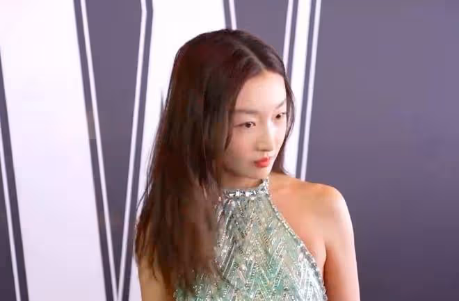 周冬雨劉昊然坎城海邊同框,女方主動望向劉昊然,男方表情顯尷尬