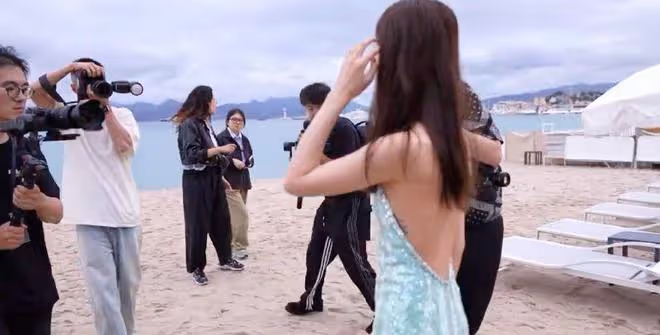 周冬雨劉昊然坎城海邊同框,女方主動望向劉昊然,男方表情顯尷尬